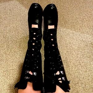 Sorel boots with open laces.7.5